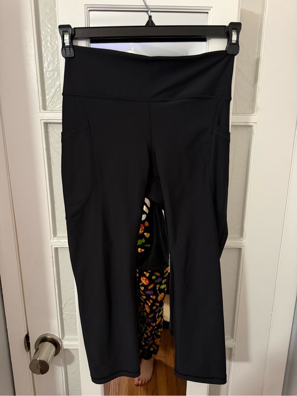Women's Black High-Waist Capri Leggings with Side Pockets